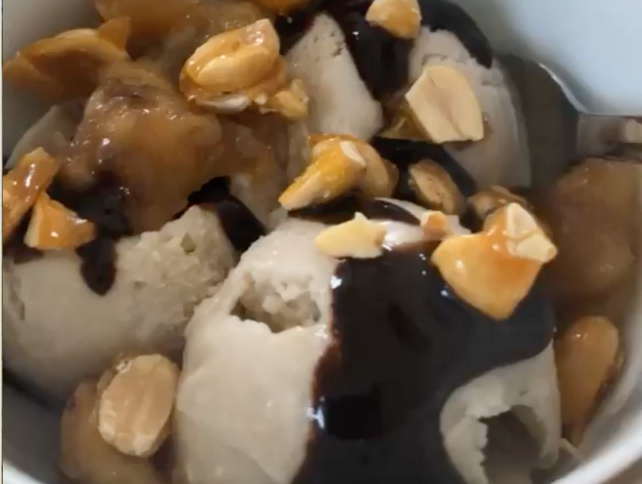 Peanutbutter-Banana-Crunch: Erdnusbutter-Bananen-Eis mit karamellisierten Erdnüssen und Bananen und Schokosoße