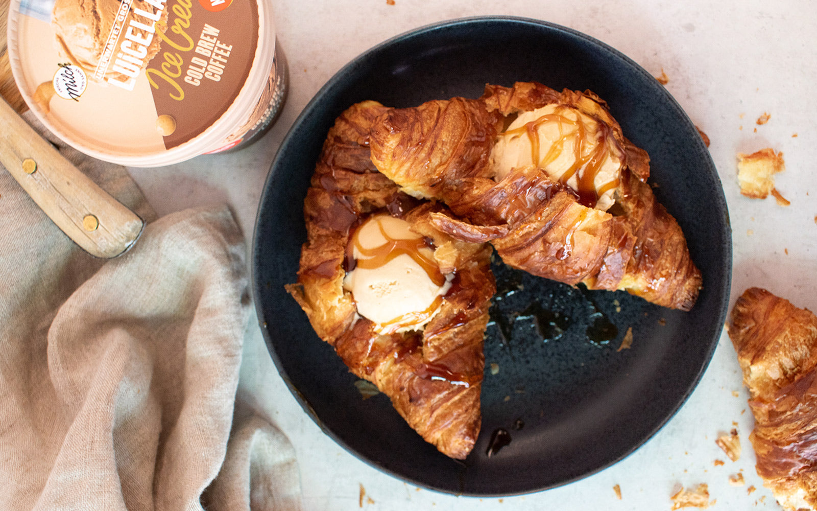 Cold Brew Coffee-Croissant mit Kaffee-Karamell-Soße
