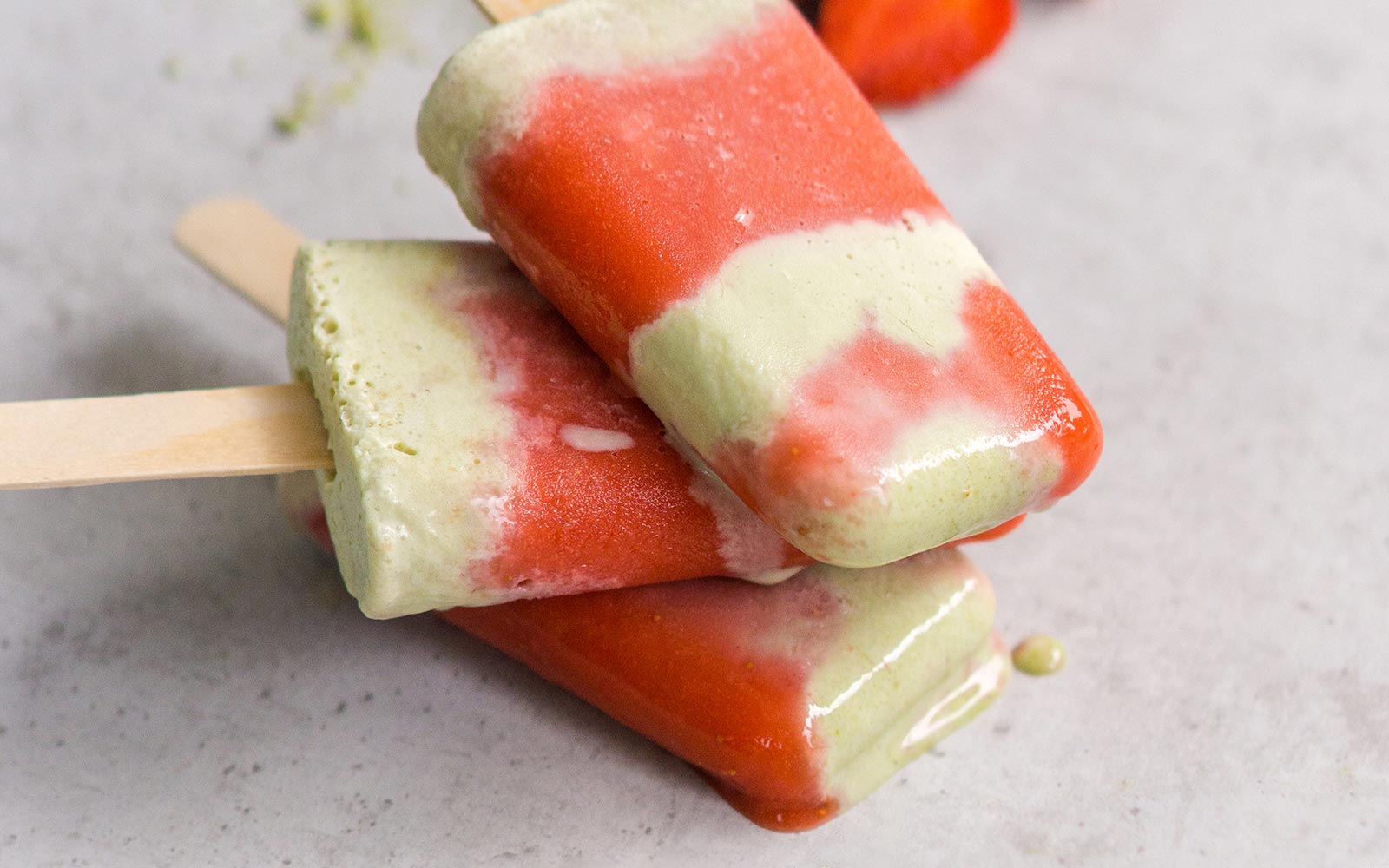 Erdbeer-Matcha Stieleis