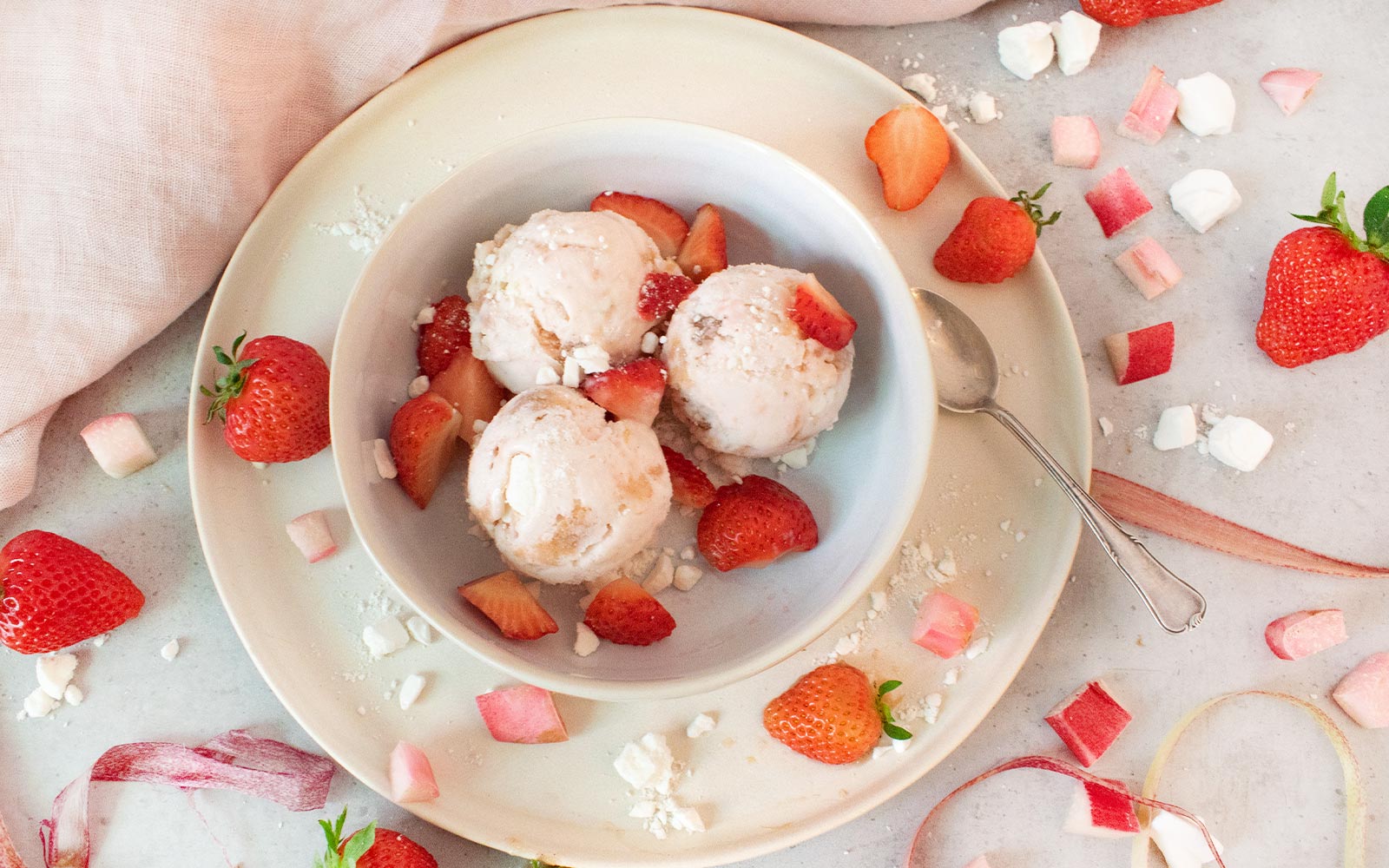 Erdbeer-Rhabarbergrütze Eis mit Baiser - Luicella's Ice Cream Erdbeer-Rhabarbergrütze Eis mit Baiser - Luicella's Ice Cream