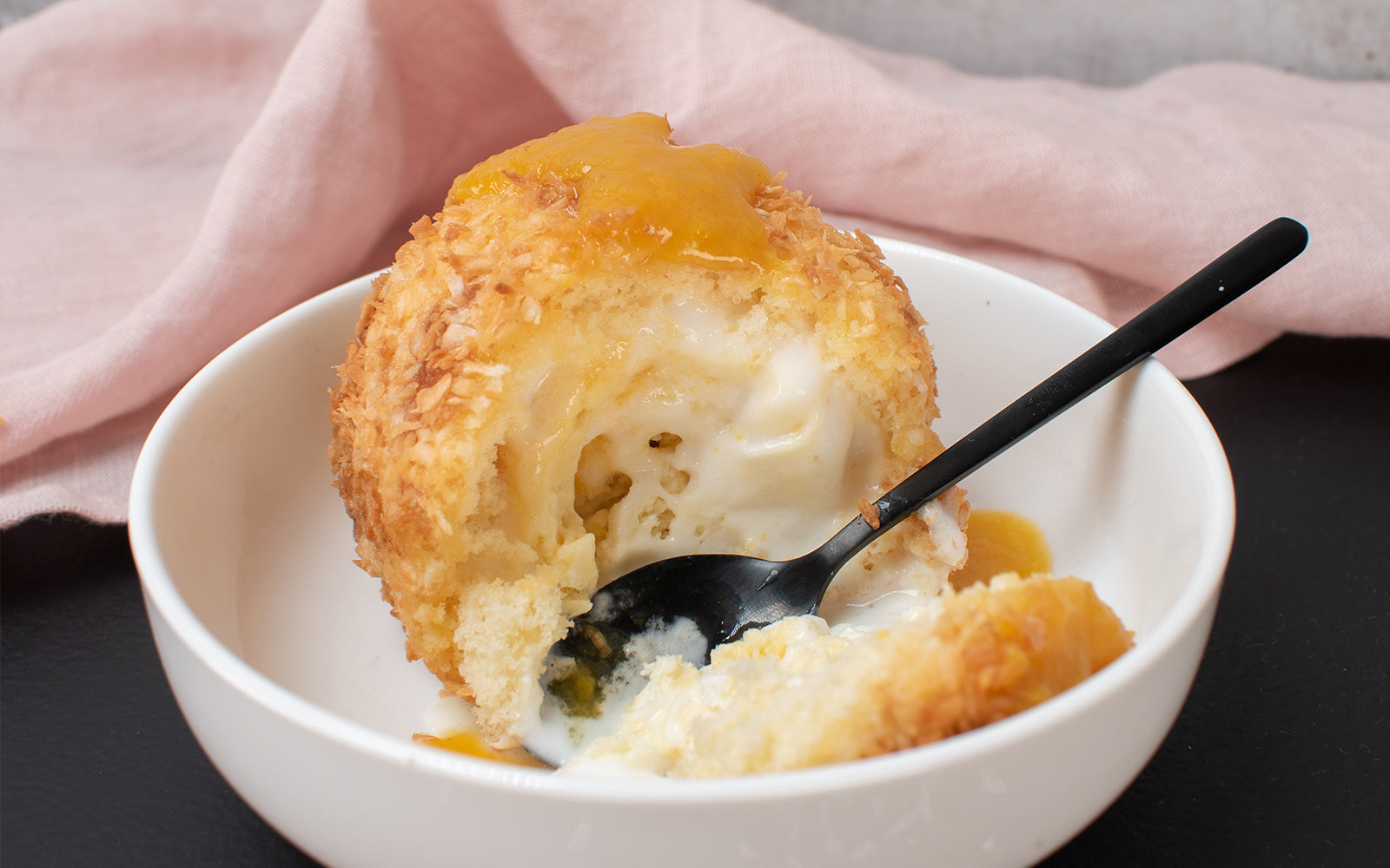 Frittierte Eiscreme mit Kokos-Maracuja