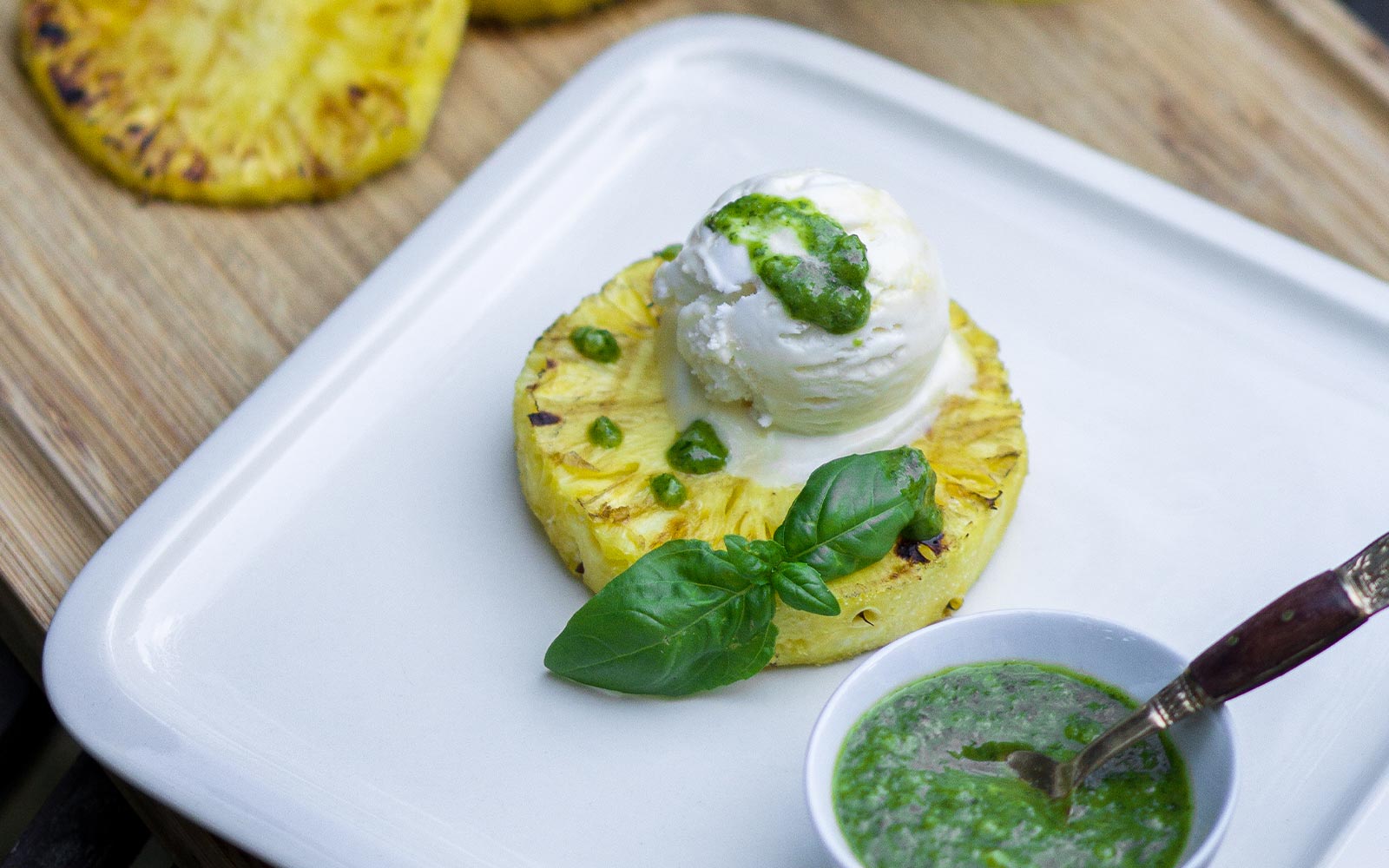 Gegrillte Ananas mit süßem Minz-Basilikum Pesto