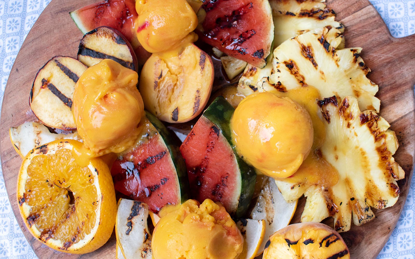 Grill-Obstsalat mit Mango-Maracuja-Himbeersoße