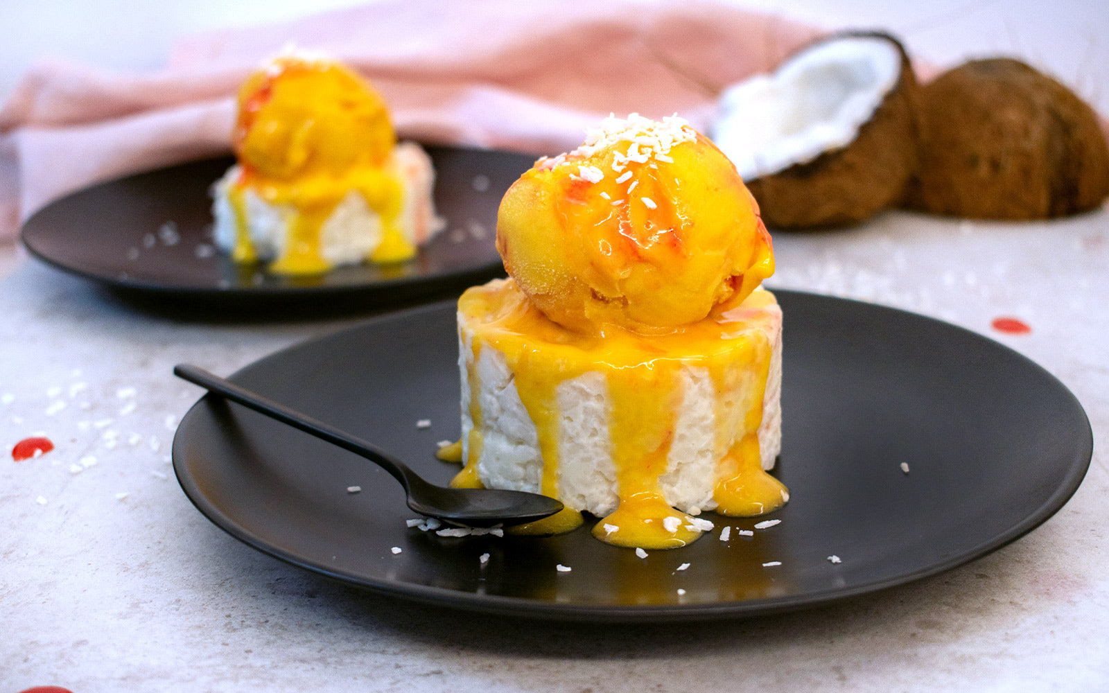 Kokosmilchreis mit Mango-Maracuja-Himbeersoße (vegan)