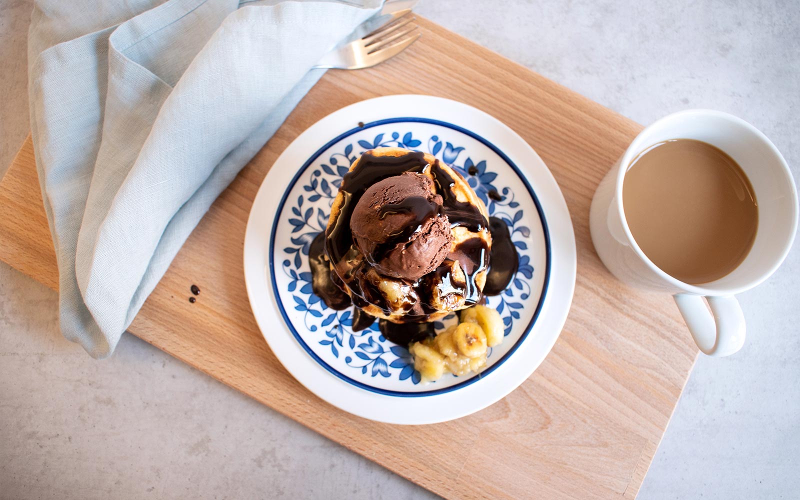 Pfannkuchenturm mit Eis und karamellisierten Bananen