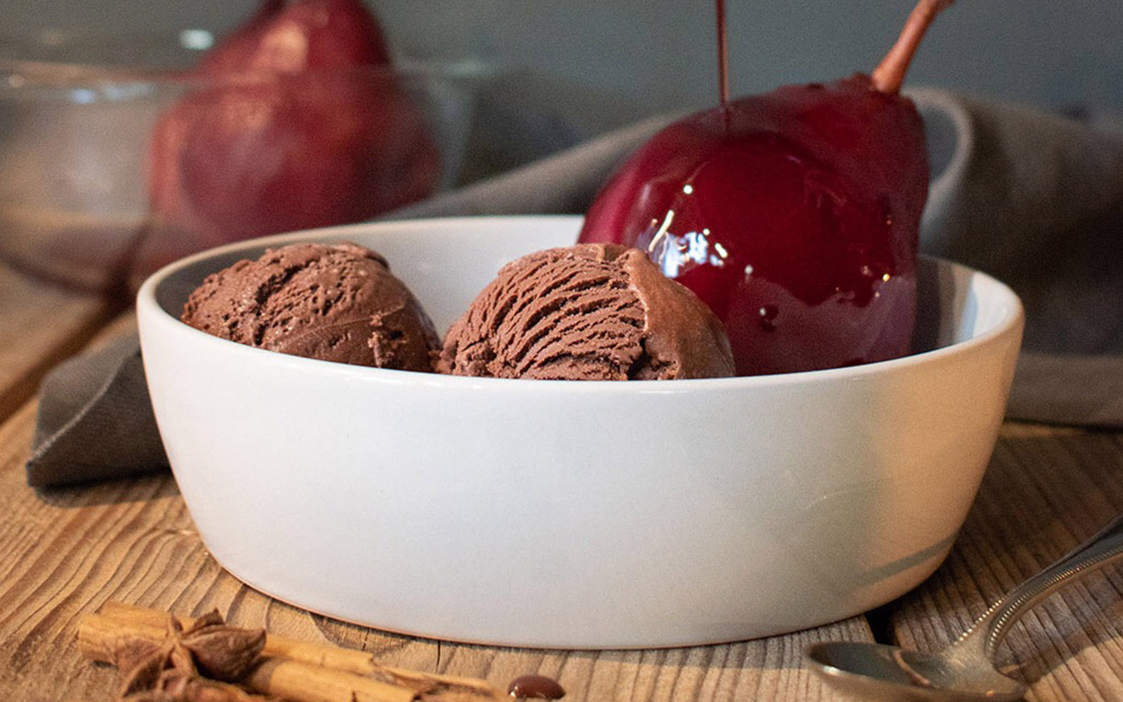 Rotweinbirnen mit Schokoeis