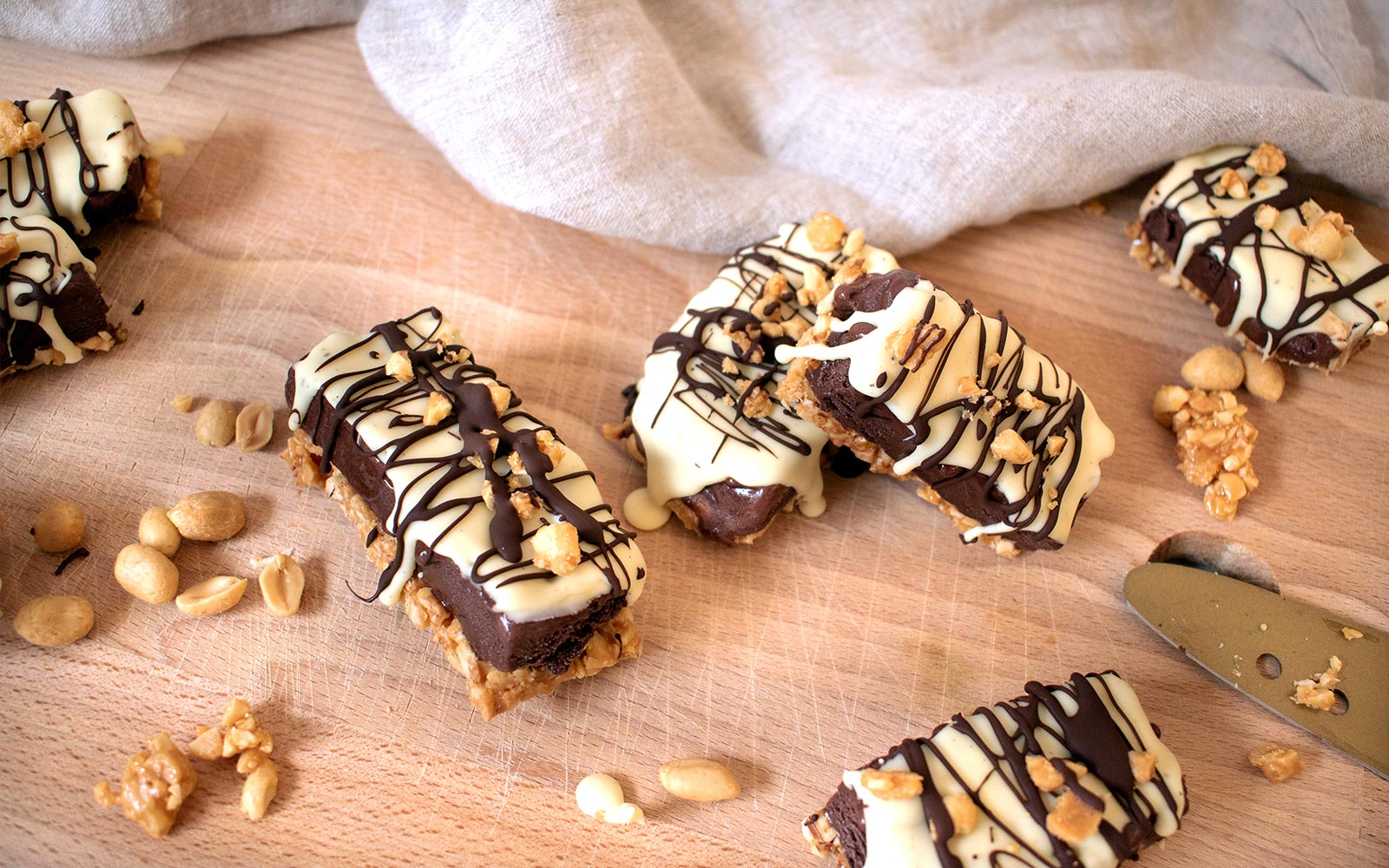 Schoko Deluxe-Eisriegel mit Erdnuss-Karamell