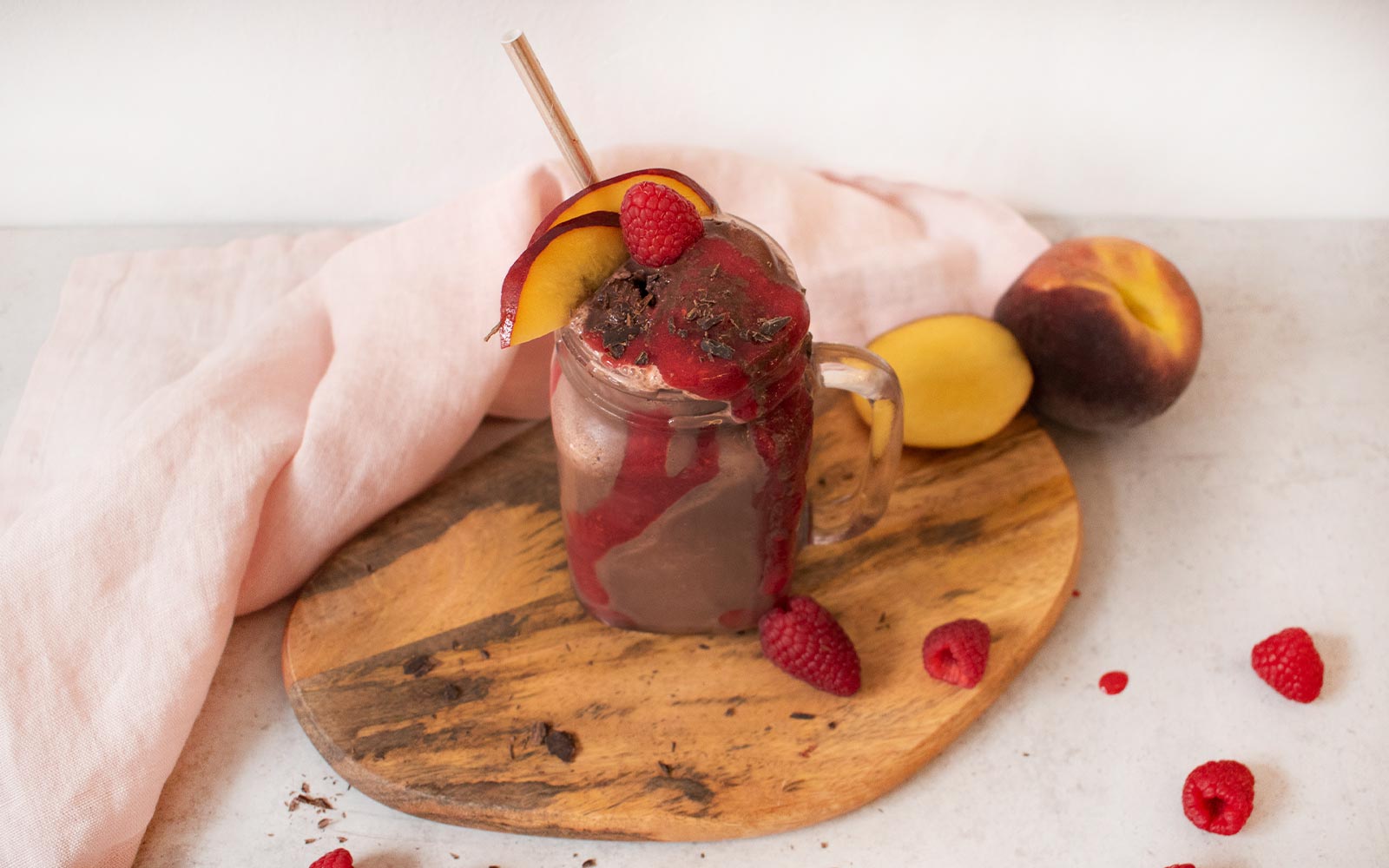 Schoko Deluxe Milchshake mit Pfirsich Melba Soße