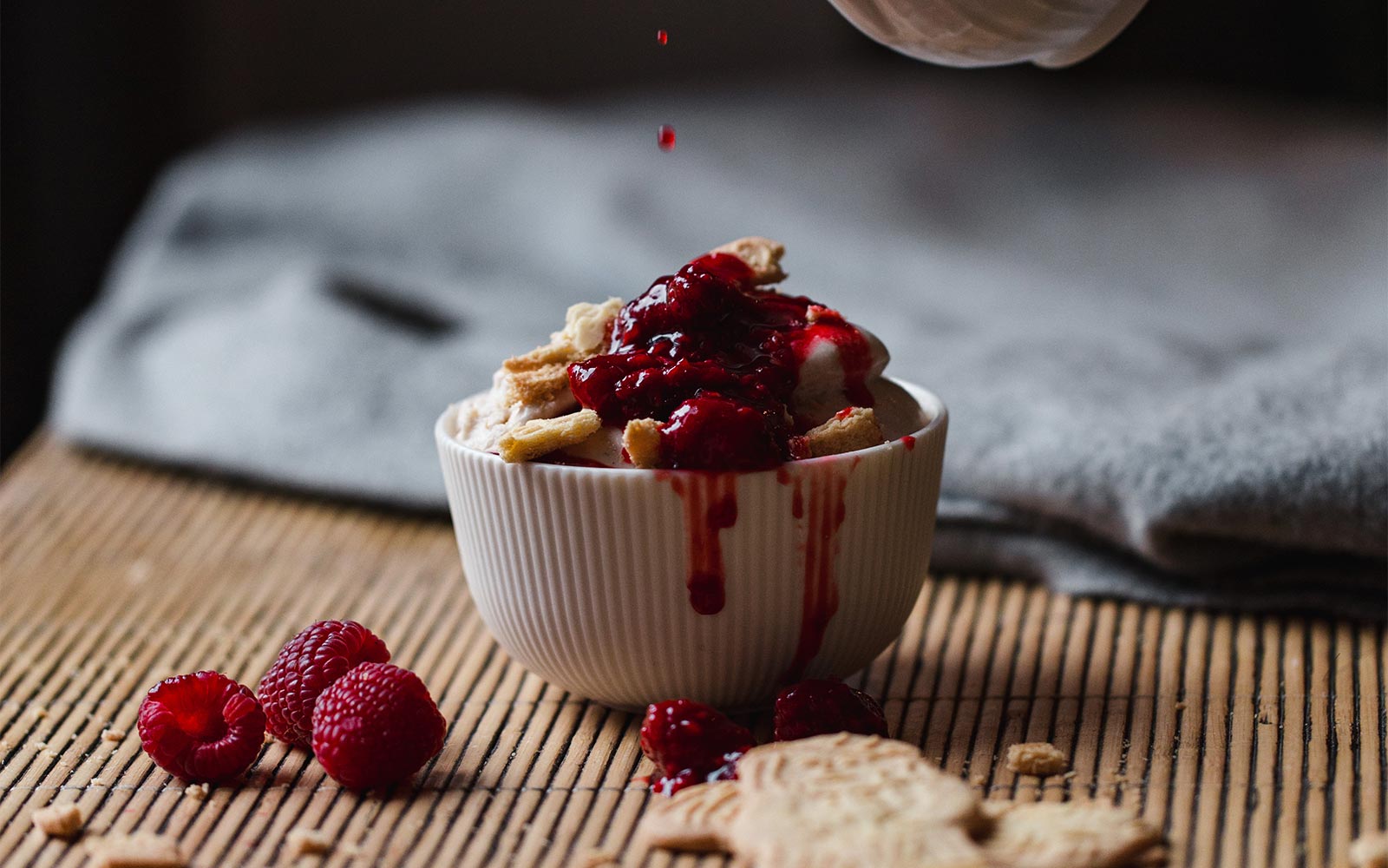 Spekulatius-Eis mit heißen Himbeeren