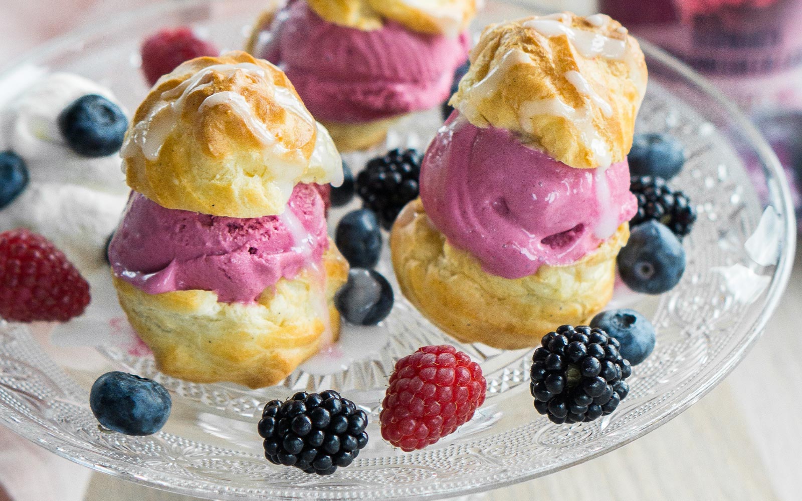Tonka-Windbeutel mit Schwarzem Johannisbeer-Lassi