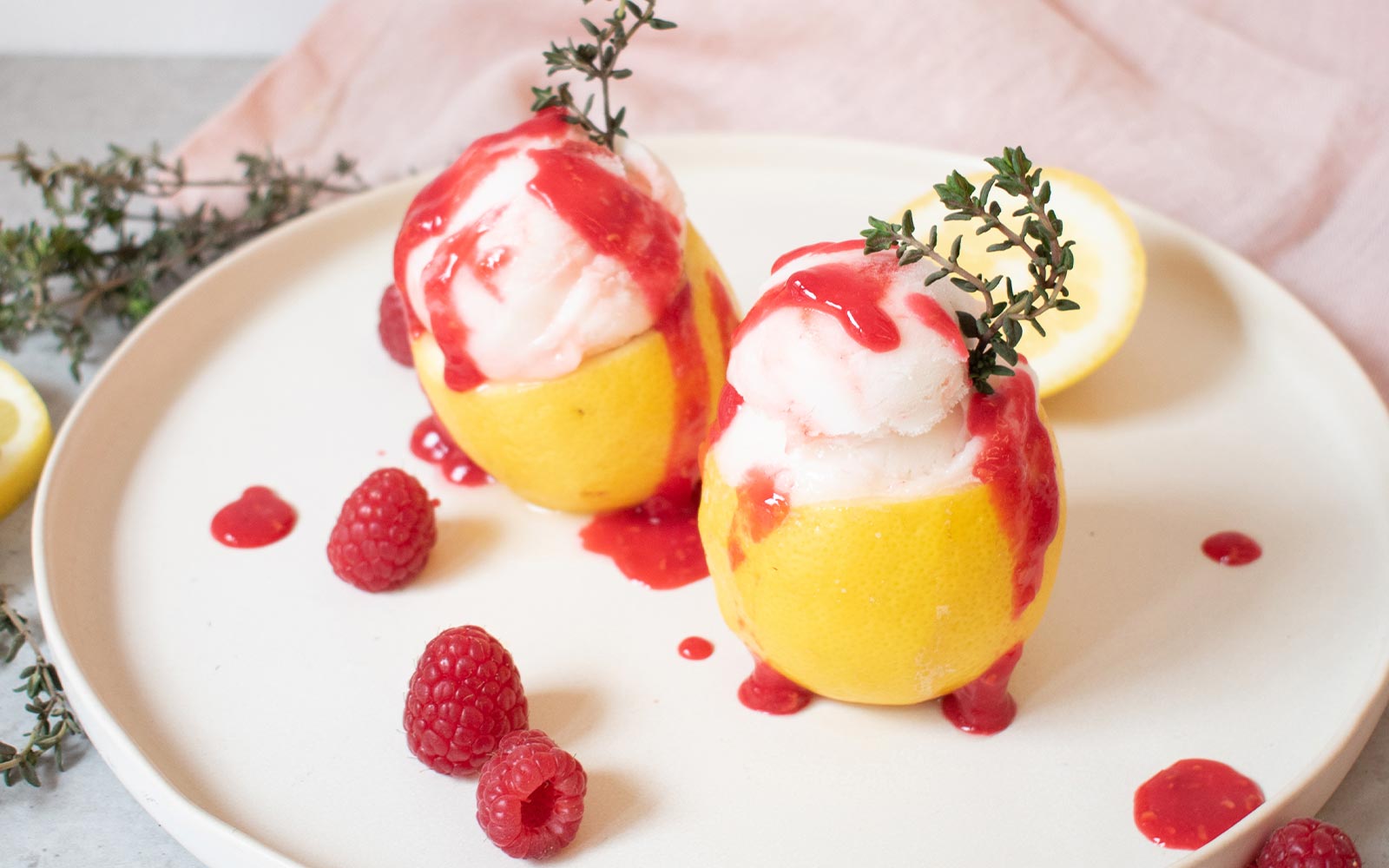 Zitronen-Thymian-Sorbet mit Himbeersoße