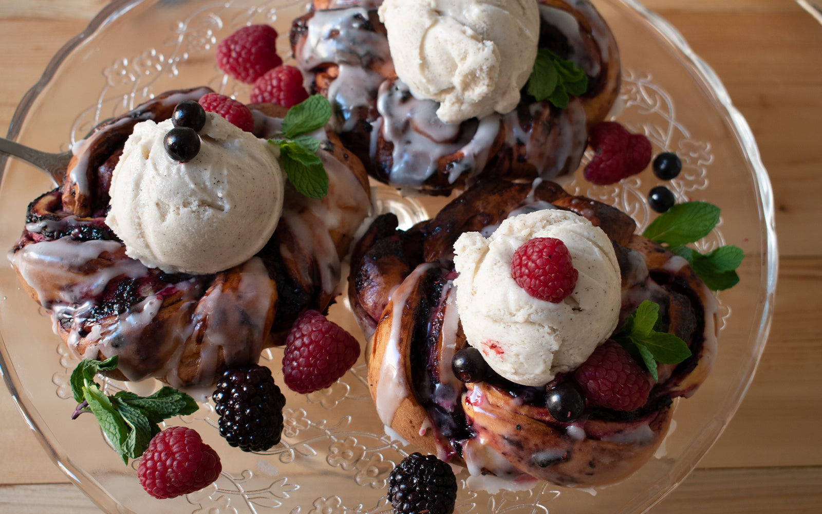 Mini-Osterkränze mit Beerenfüllung und Vanilleeis