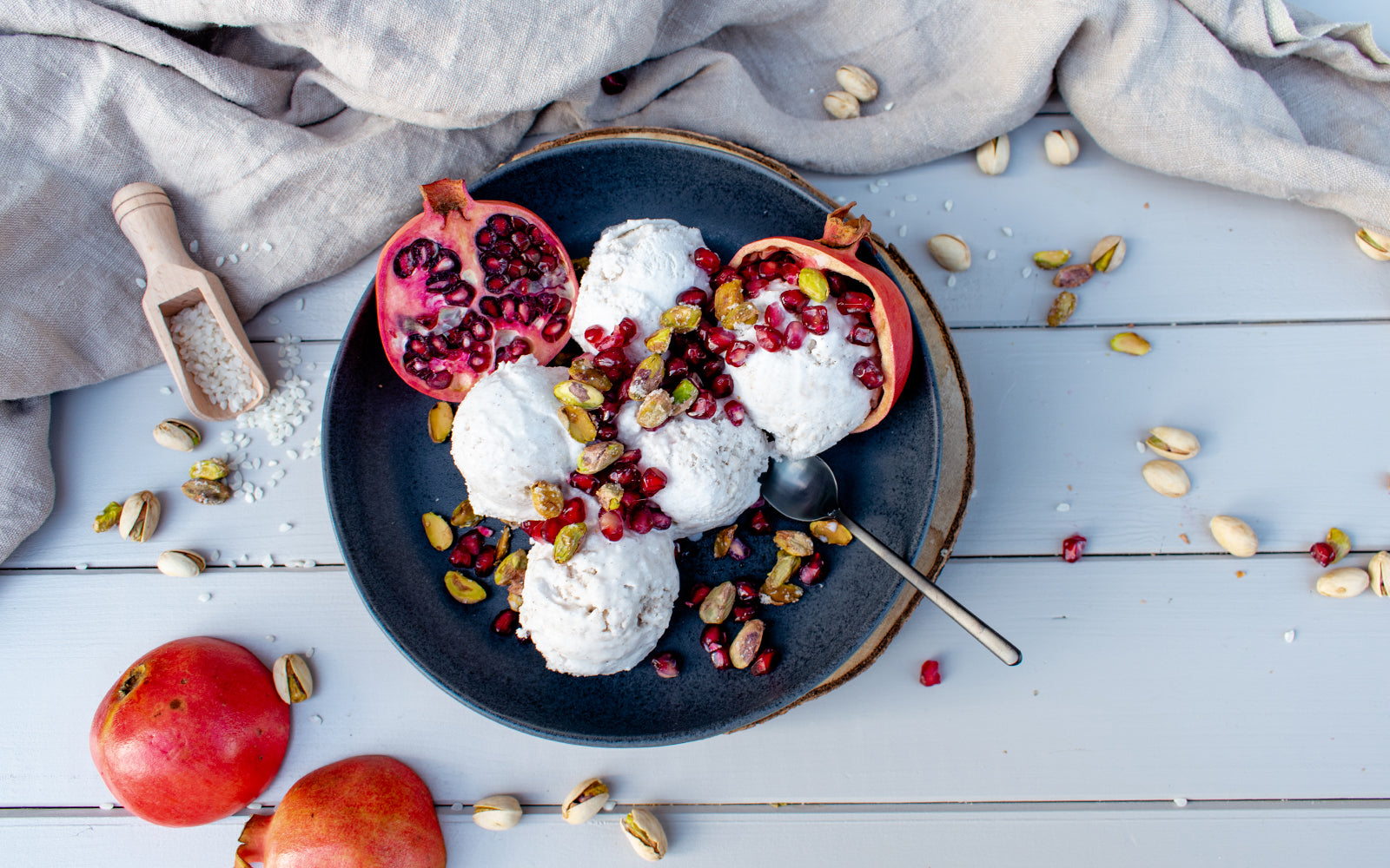 Chai-Milchreis-Eis mit Granatapfel und gerösteten Pistazien (vegan)