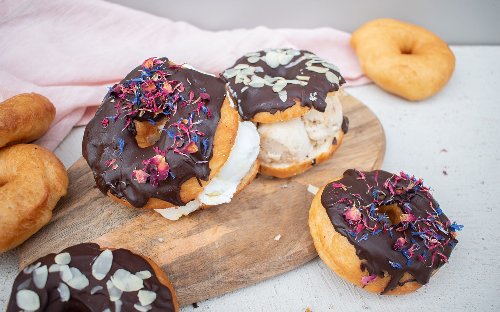 Vegane Donuts mit Eiscreme-Füllung