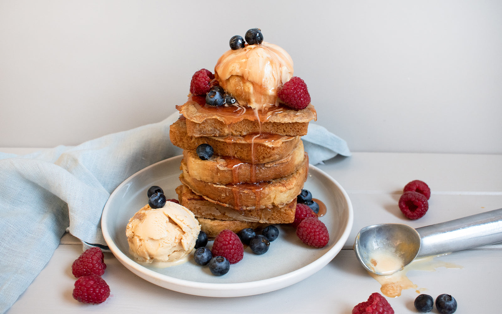 French Toast mit Eis und Beeren