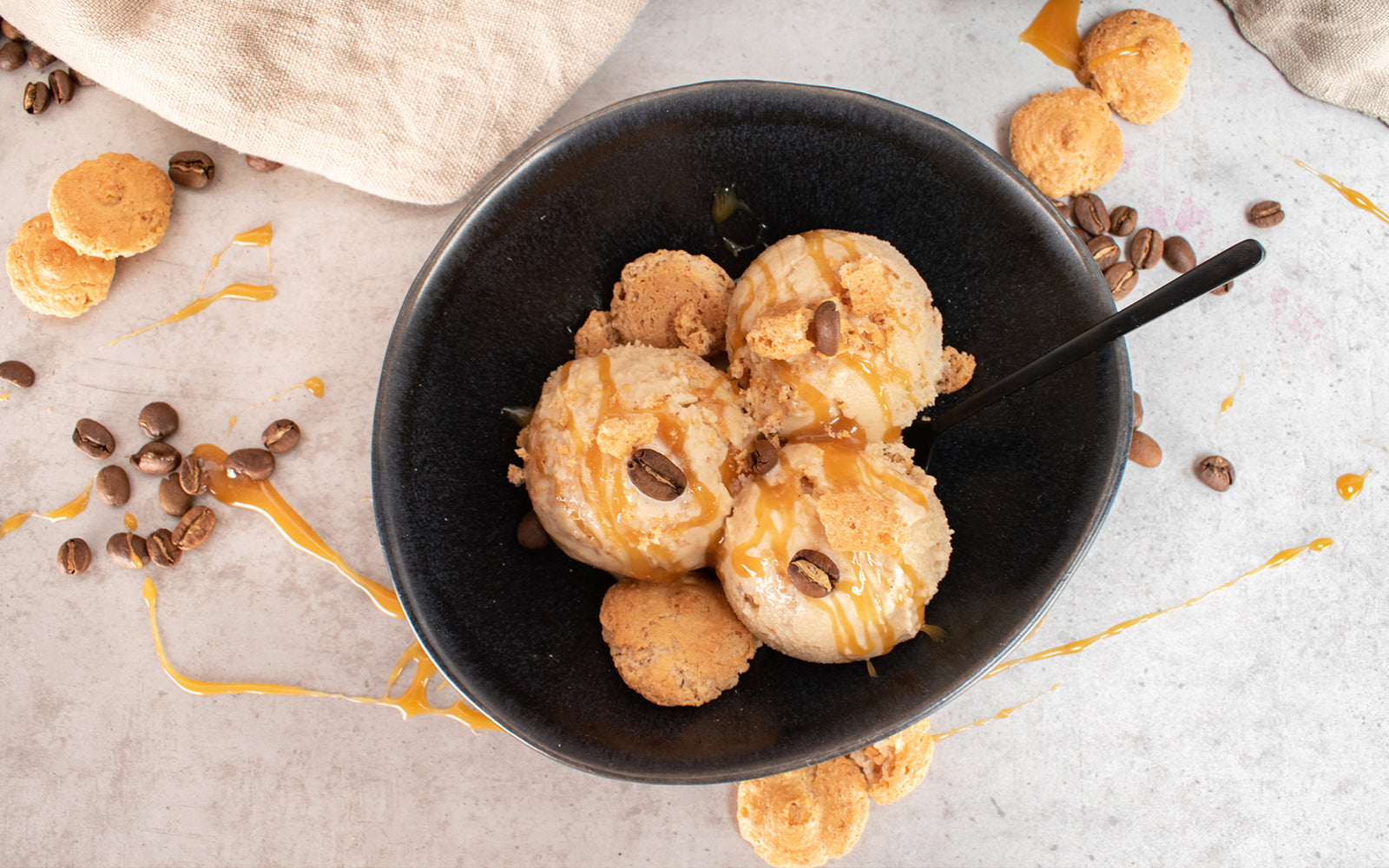 Kaffee-Amarettini-Eis mit Amaretto-Karamell-Soße