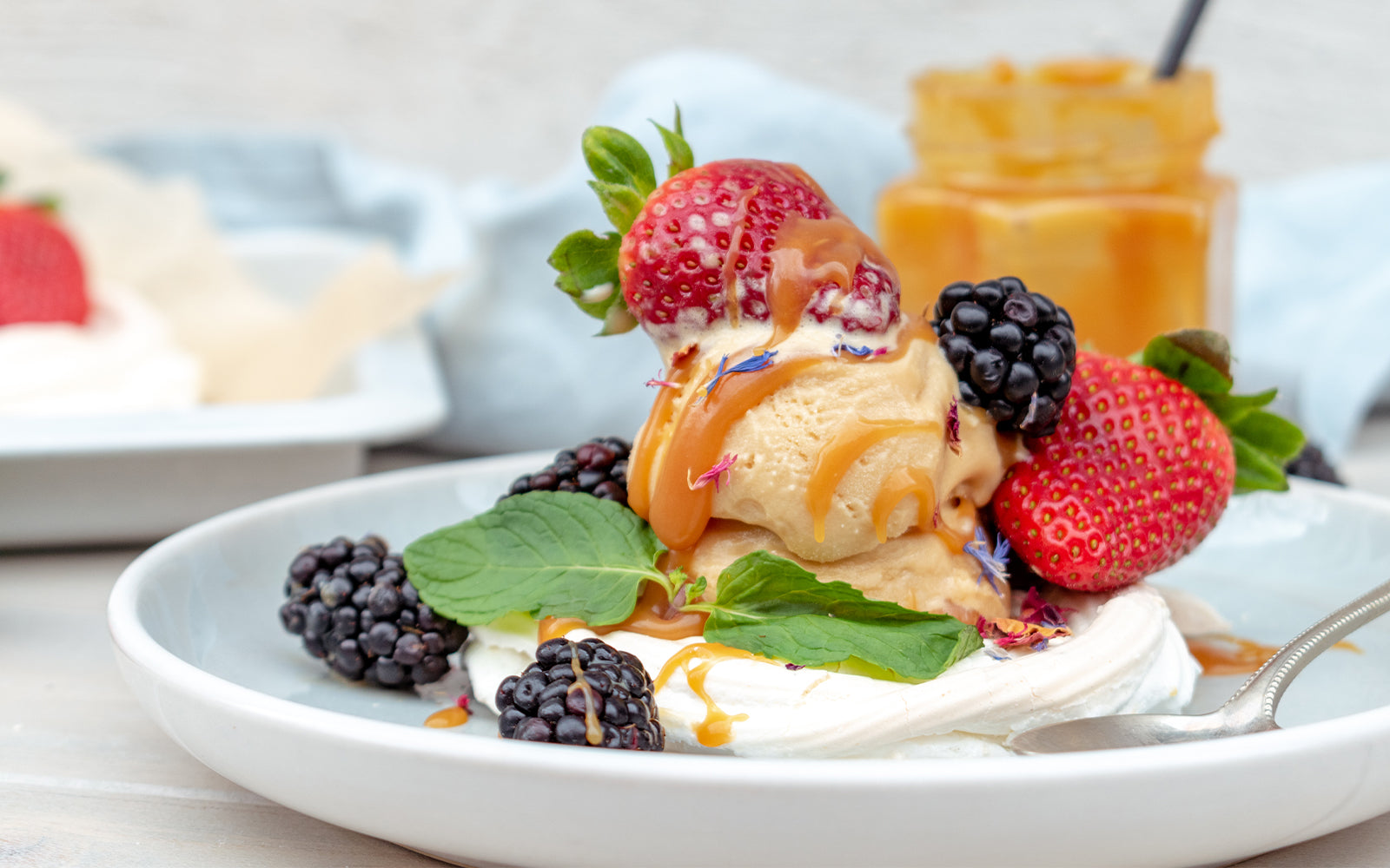 Mini-Pavlovas mit Karamell-Salz-Eis, Beeren und Karamell-Salz-Soße