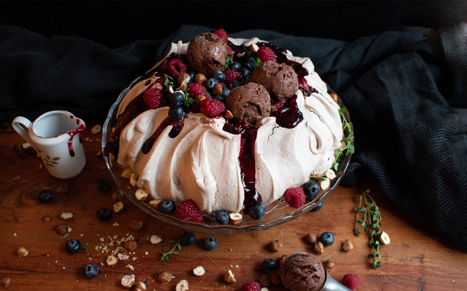 Schoko-Zimt-Pavlova mit Beeren-Füllung und Schoko-Haselnuss-Pralinensoße