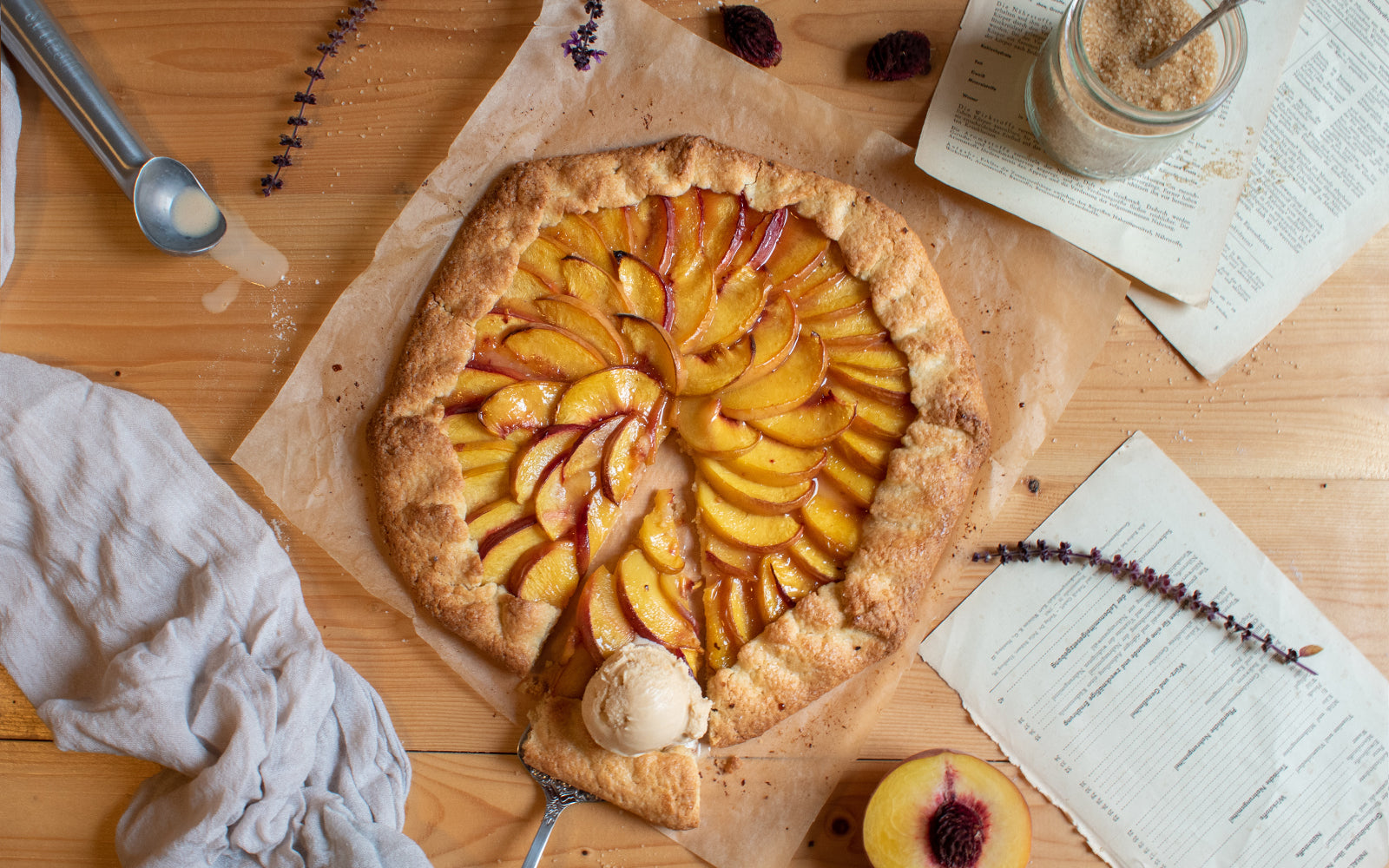 Pfirsich-Galette mit Karamell-Salz