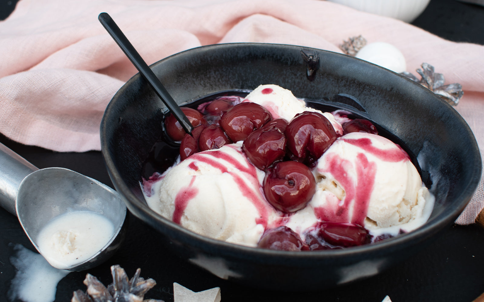 Weihnachtseis mit Glühweinkirschen